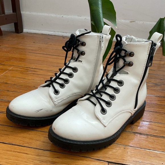 VINTAGE WHITE BOOTS - Picture 2 of 4